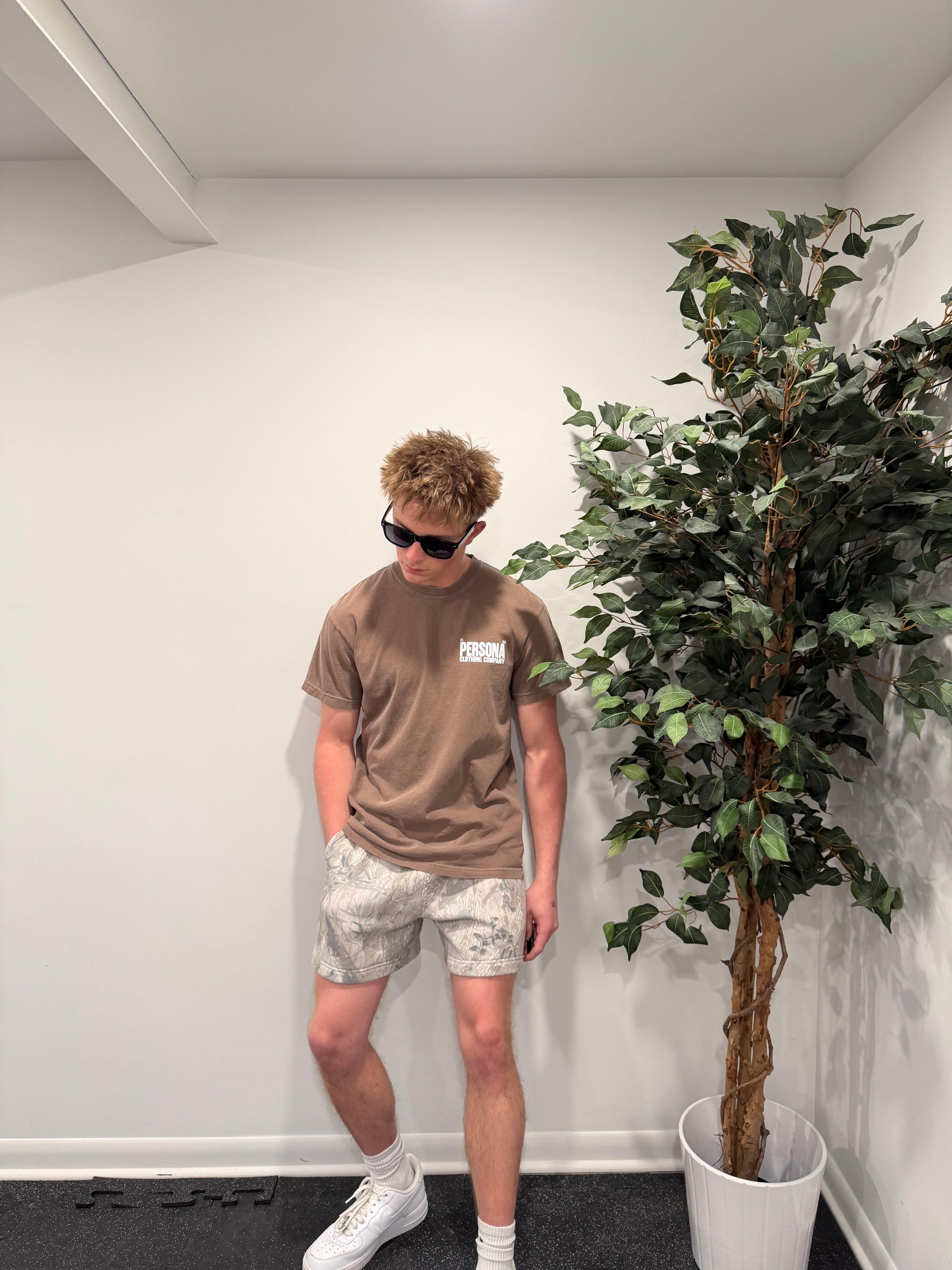 *ESSENTIALS TEE - BROWN